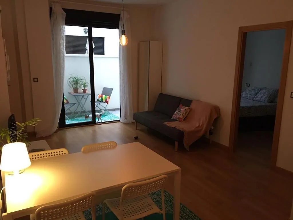 Cosy Apartment , City Centre , Parking . contacts